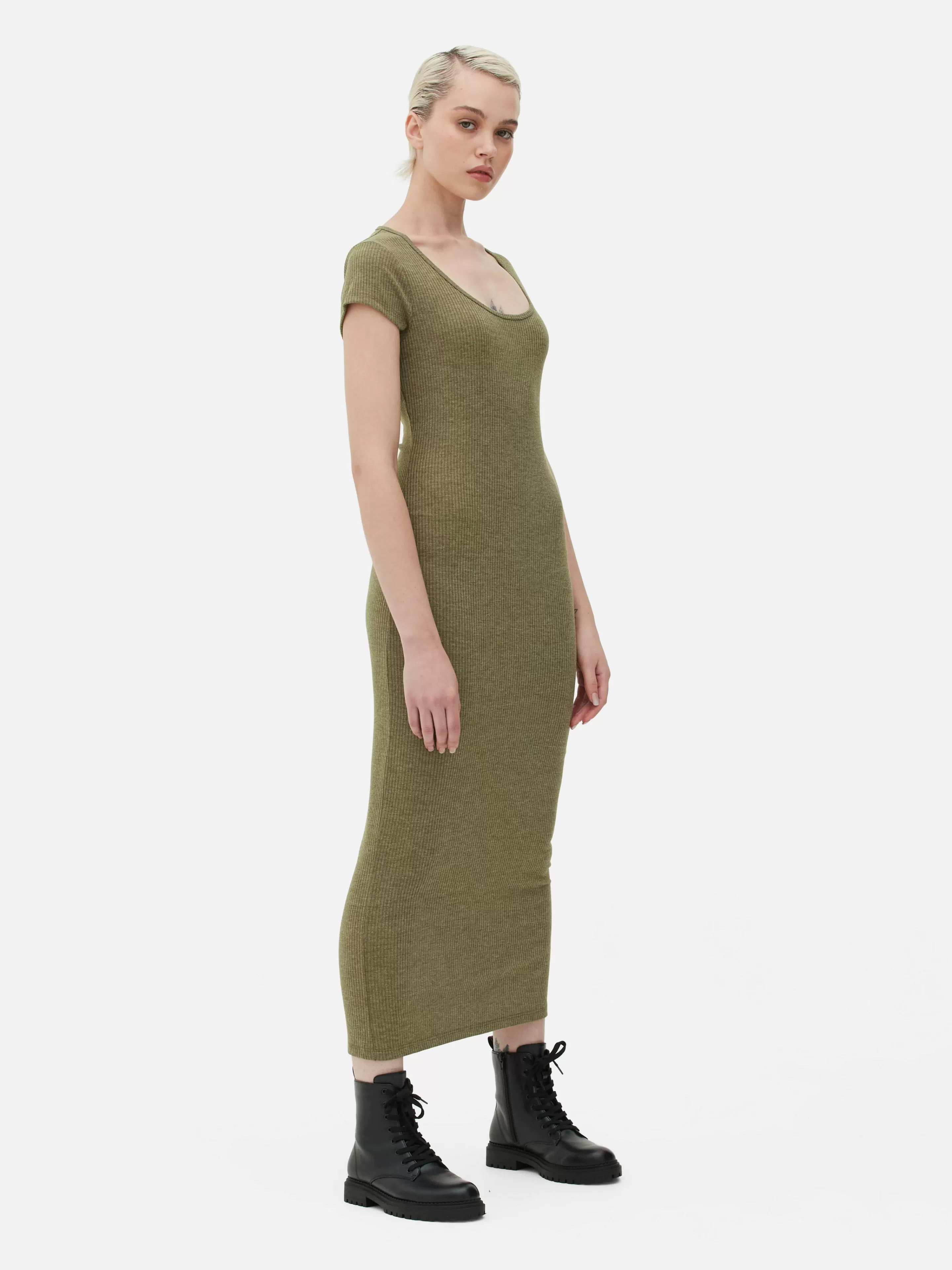 Robe Mi-longue Côtelée Et Décolletée-Primark Flash Sale